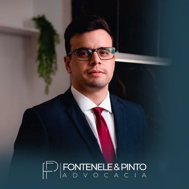 Advogado José Cláudio Pinto Martins em retrato profissional corporativo.
